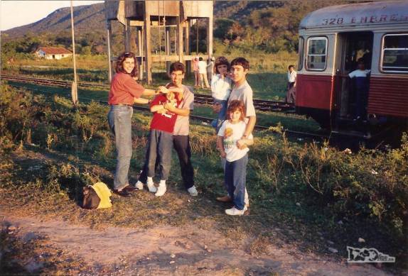 Brincando com família brasileira em uma das muitas paradas do Trem da Morte, entre Quijarro e Santa Cruz de La Sierra, na Bolívia (viagem de Julho de 1990)